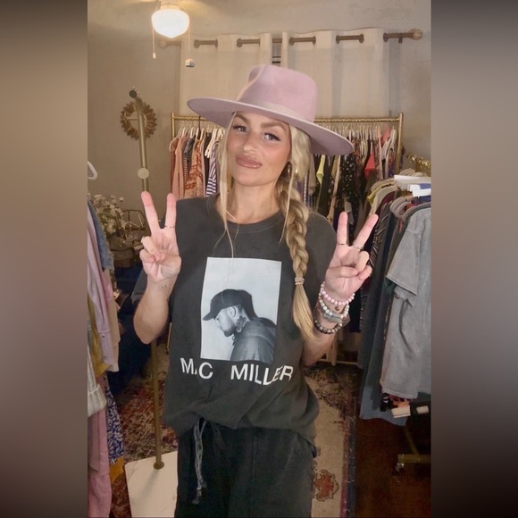 VAN_SOLEIL IS LIVE 💛✌🏽💛 LIKE TO BE NOTIFIED 🥳🥳🥳 - Picture 1 of 17